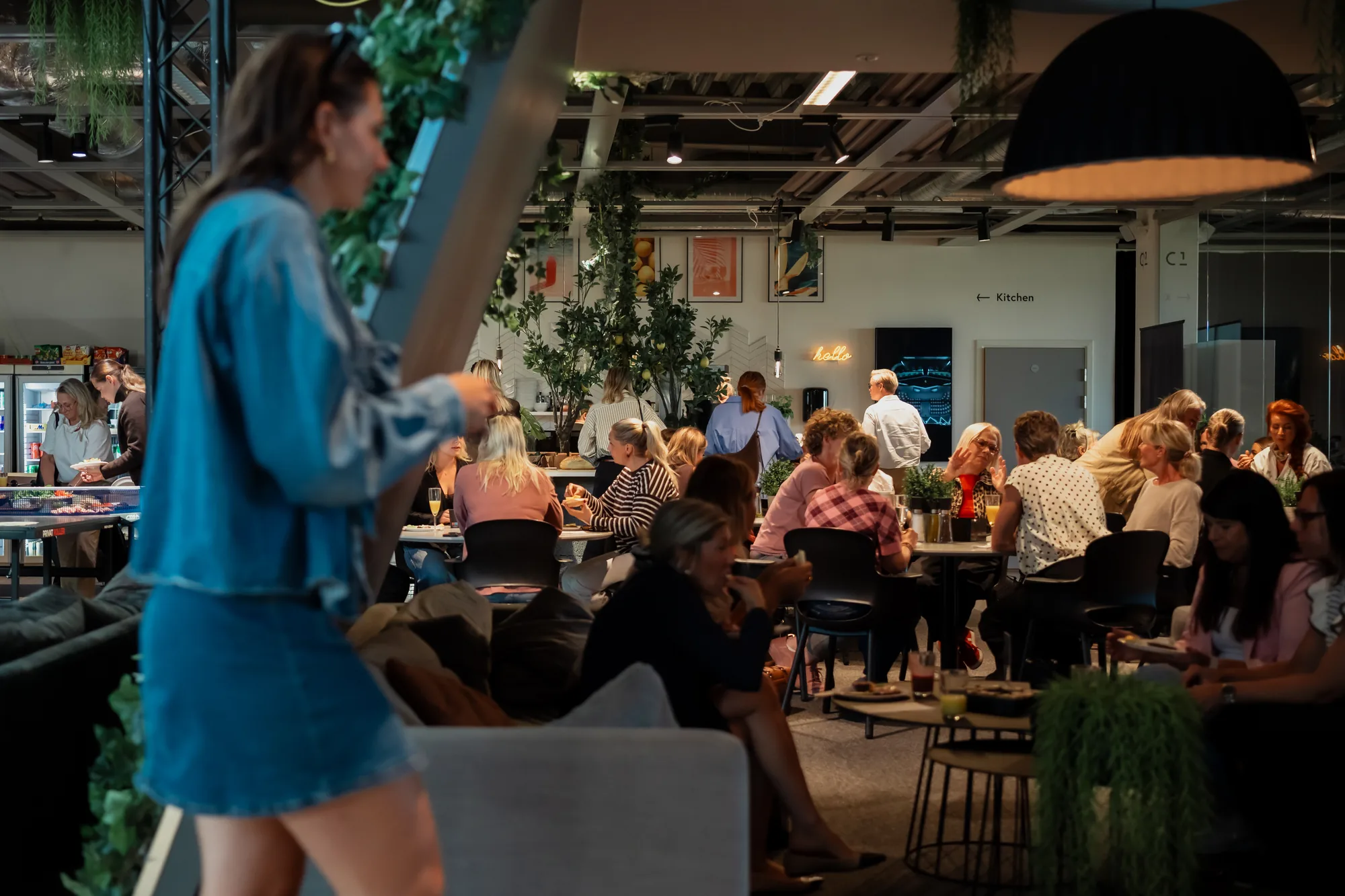 Nätverkande deltagare i kontorsmiljö på en BWS-träff