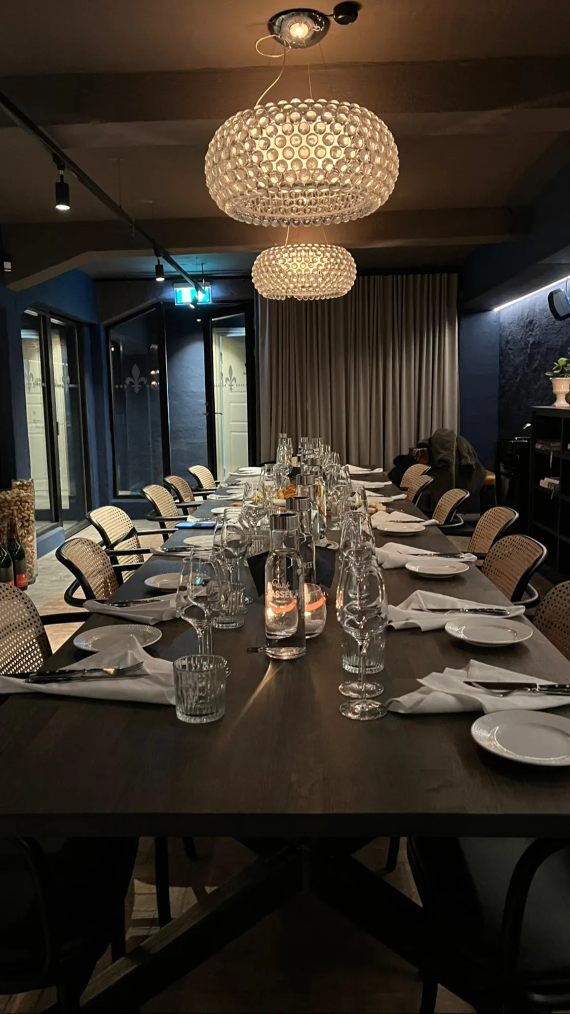Dukat långbord under kristallkronor i Vinkällaren på Brasseriet